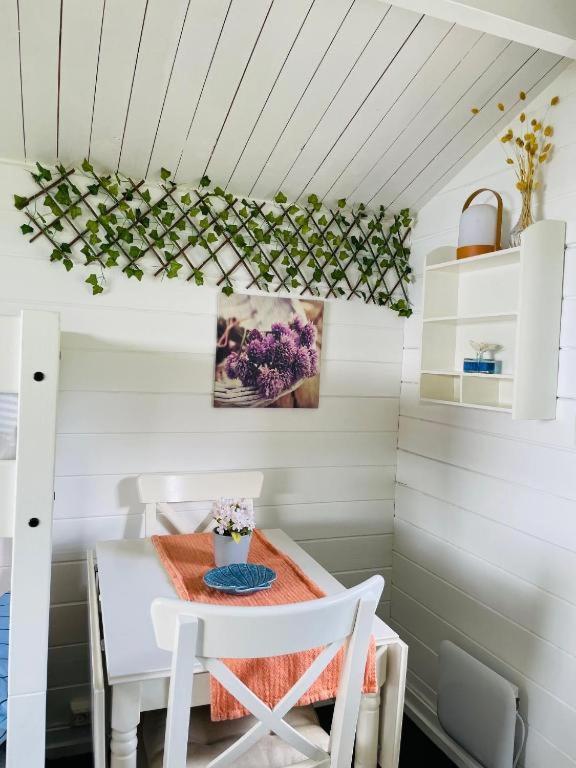 With1 Bedroom Separate Living With A Sofa Bed And A Tiny Kitchen A Bathroom Located In Nordstrand Near By The Sea For 3 Guests With A Garden And Grill 5 Extra Guests With Extra Cost In The With Sea View Just Outside The Apar Appartamento