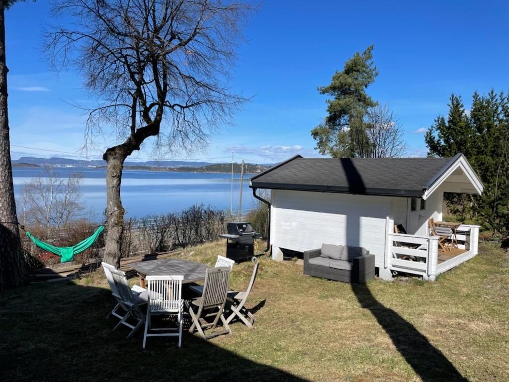 With1 Bedroom Separate Living With A Sofa Bed And A Tiny Kitchen A Bathroom Located In Nordstrand Near By The Sea For 3 Guests With A Garden And Grill 5 Extra Guests With Extra Cost In The With Sea View Just Outside The Apar * Oslo