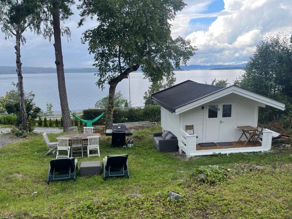 With1 Bedroom Separate Living With A Sofa Bed And A Tiny Kitchen A Bathroom Located In Nordstrand Near By The Sea For 3 Guests With A Garden And Grill 5 Extra Guests With Extra Cost In The With Sea View Just Outside The Apar * Oslo